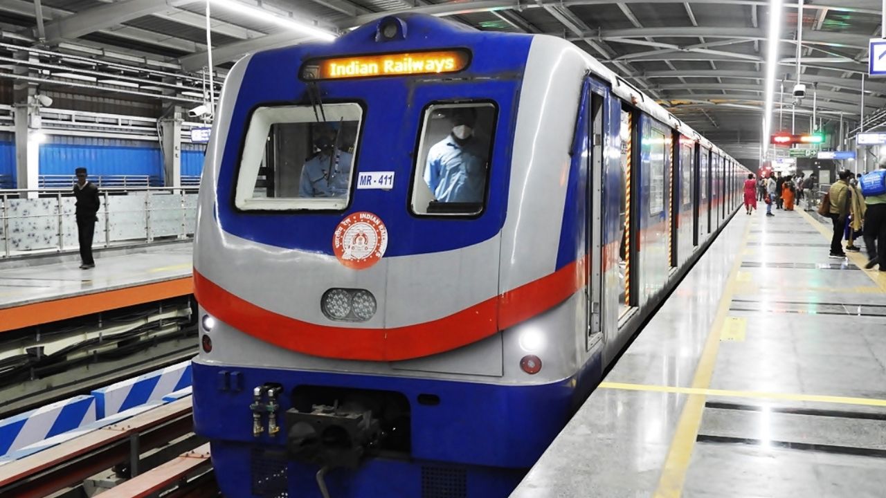 সপ্তাহের শুরুতেই মেট্রো ভোগান্তি ! আধ ঘন্টার বেশি সময় ধরে বন্ধ পরিষেবা