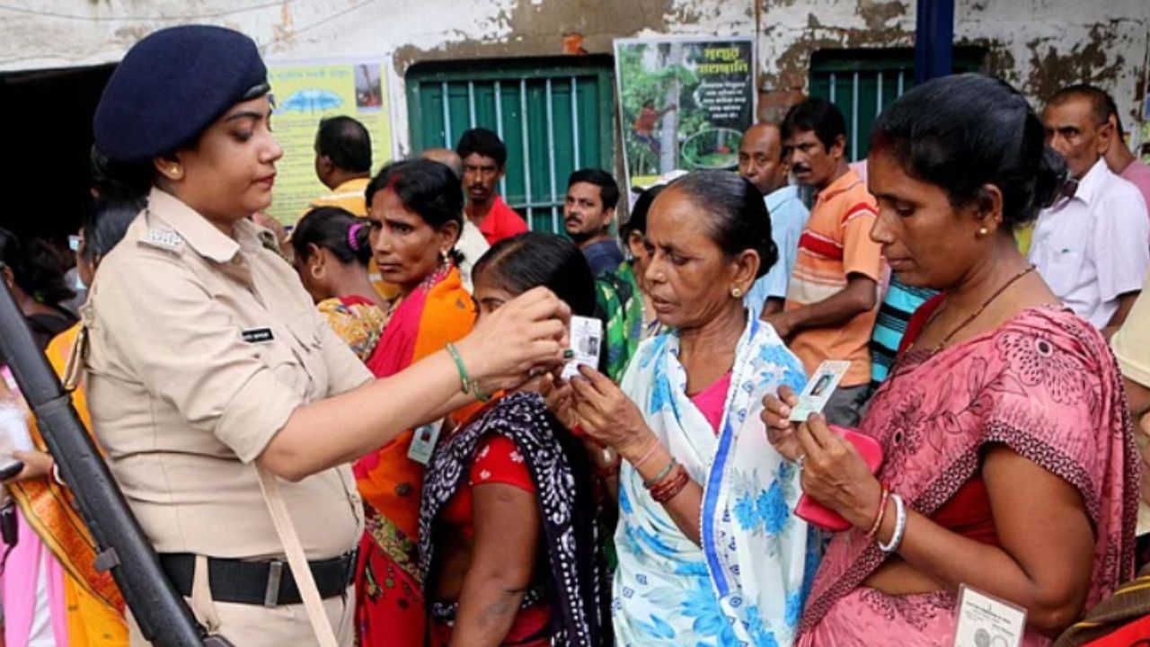বুথে ঢোকার আগে ডাবল চেক! ভোট দেওয়ার আগে জেনে রাখুন নির্বাচন কমিশনের নয়া নির্দেশ