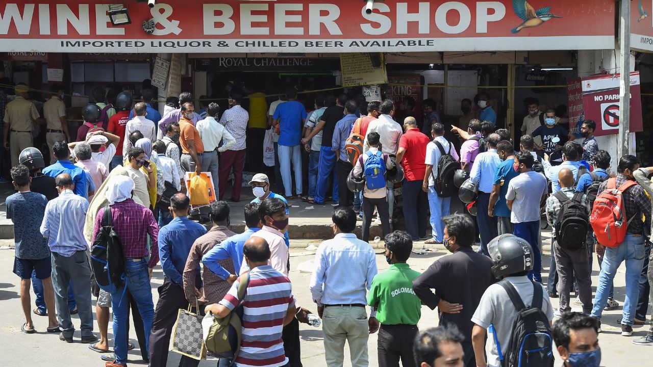 ৯৬ ঘণ্টা কাটিয়ে অবশেষে খুলল মদের দোকান, লাইনে উপচে পড়া ভিড়, ফের কবে পড়বে তালা?