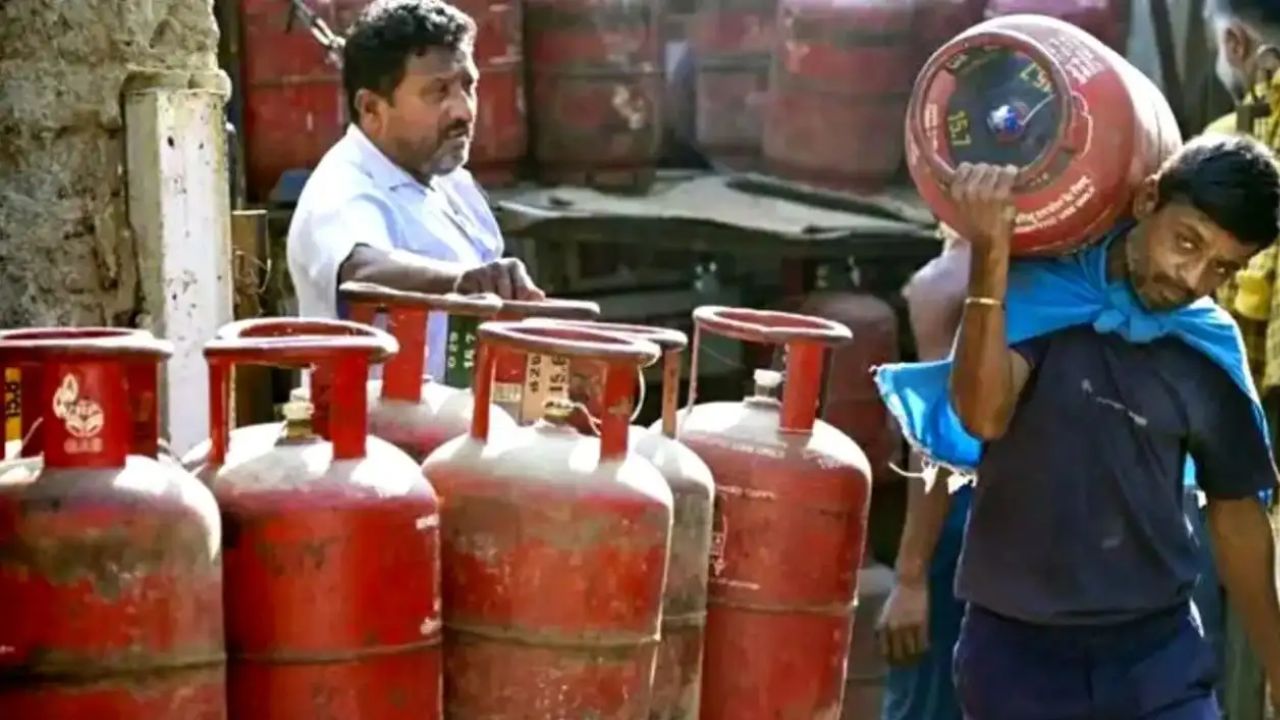 অজান্তেই অপরাধ করছেন? ব্ল্যাকে LPG কিনলেই কড়া শাস্তি, আইনের ফাঁস এড়াতে নিয়ম জানুন