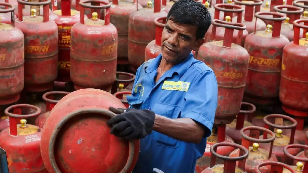 গ্যাস বুকিংয়ে বদল আনল কেন্দ্র, নতুন নিয়ম না জানলে বিপদে পড়তে পারেন