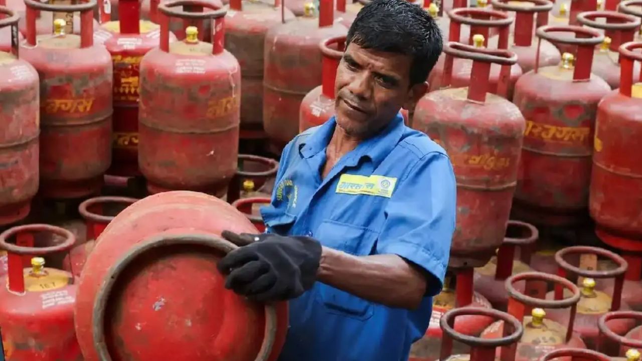 আবারও মূল্যবৃদ্ধির চাপ! ২০০ টাকা বাড়ল গ্যাসের দাম