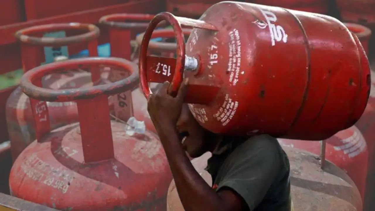 রান্নার গ্যাসে বড় স্বস্তির ইঙ্গিত, ৩১৭ টাকা কমার খবর ঘিরে জল্পনা চরমে…