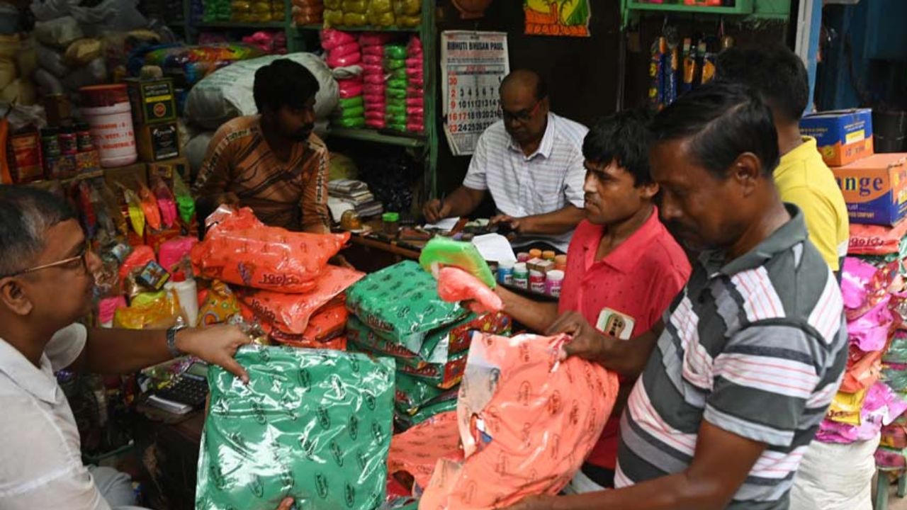হোলি নয়, ভোটের বাজারে আবির কেনার ধুম! জোর কম্পিটিশন গেরুয়া-সবুজের, ফার্স্ট হল কে?