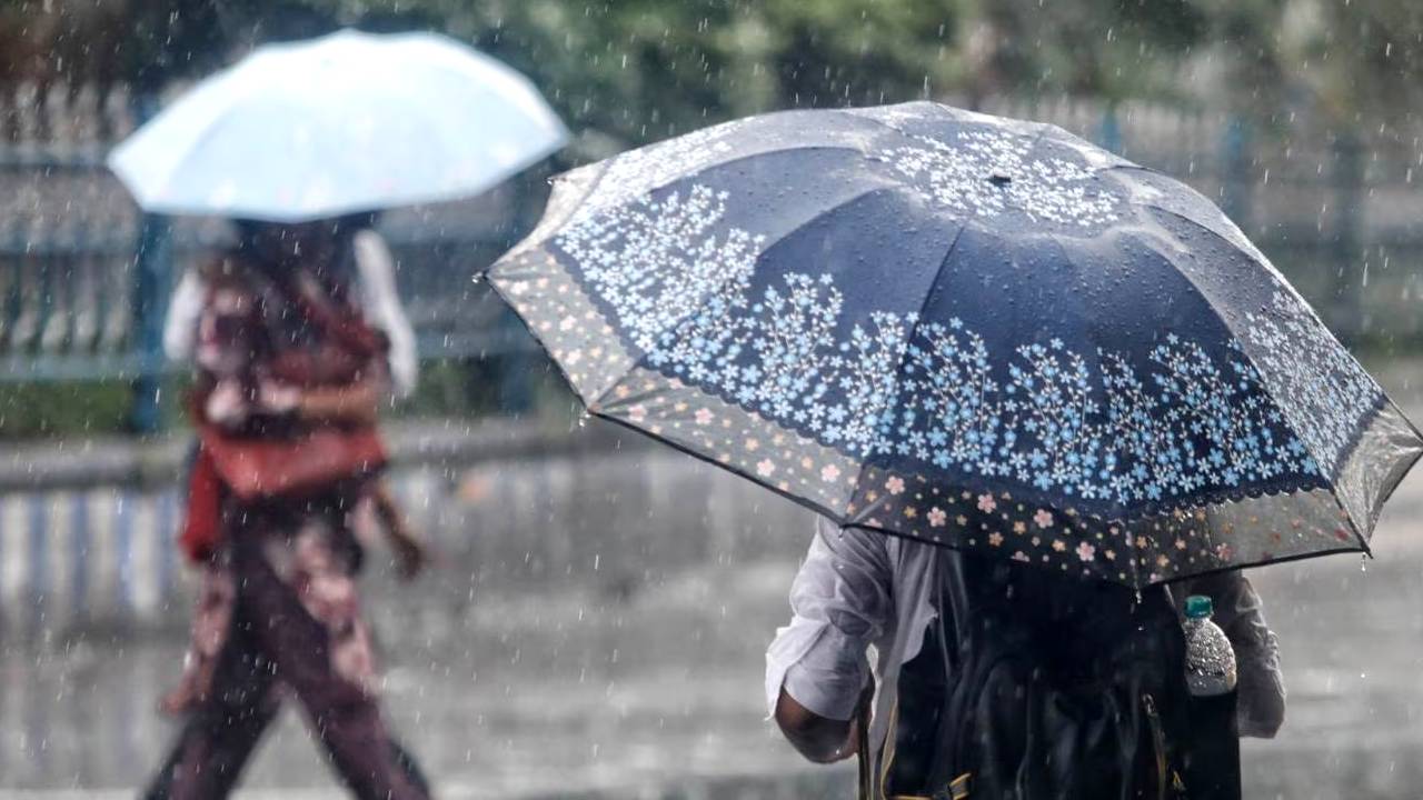 গরমের মাঝেই কিছুক্ষণে ঝেঁপে বৃষ্টি! রবিতে দক্ষিণবঙ্গের কোন কোন জেলা ভিজবে? আগাম আপডেট