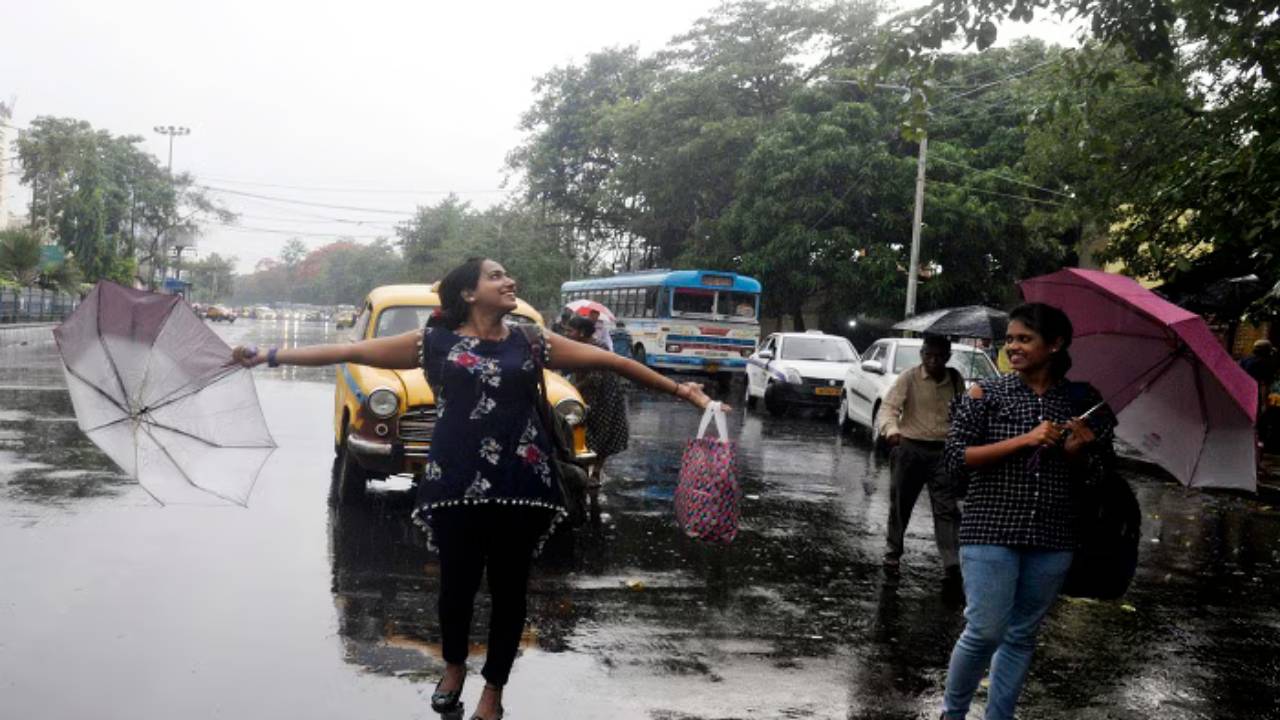 বাড়ছে তাপমাত্রা, এরই মধ্যে মঙ্গল থেকে ফের বৃষ্টি শুরু দক্ষিণবঙ্গে : আবহাওয়ার আগাম খবর