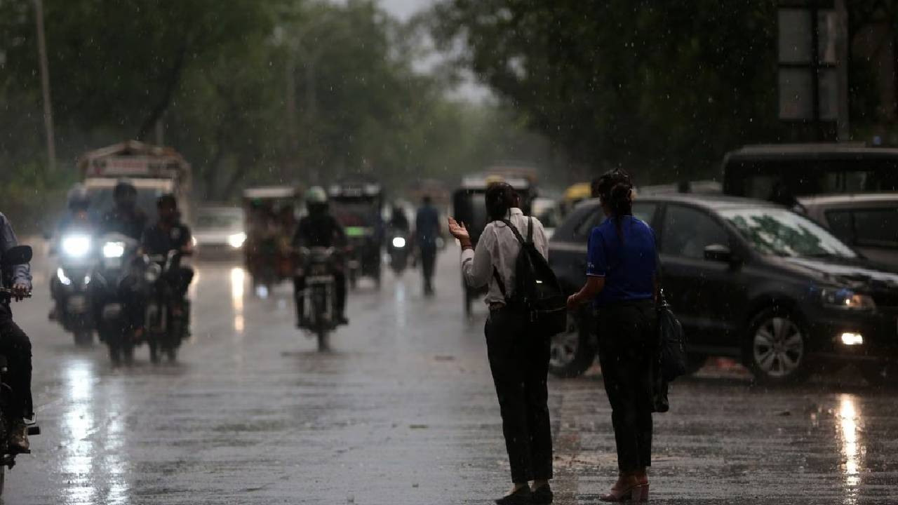 ভ্যাপসা গরমের মাঝেই ভিজবে দক্ষিণবঙ্গ, কলকাতা সহ সব জেলাতে বৃষ্টির হলুদ সতর্কতা জারি 