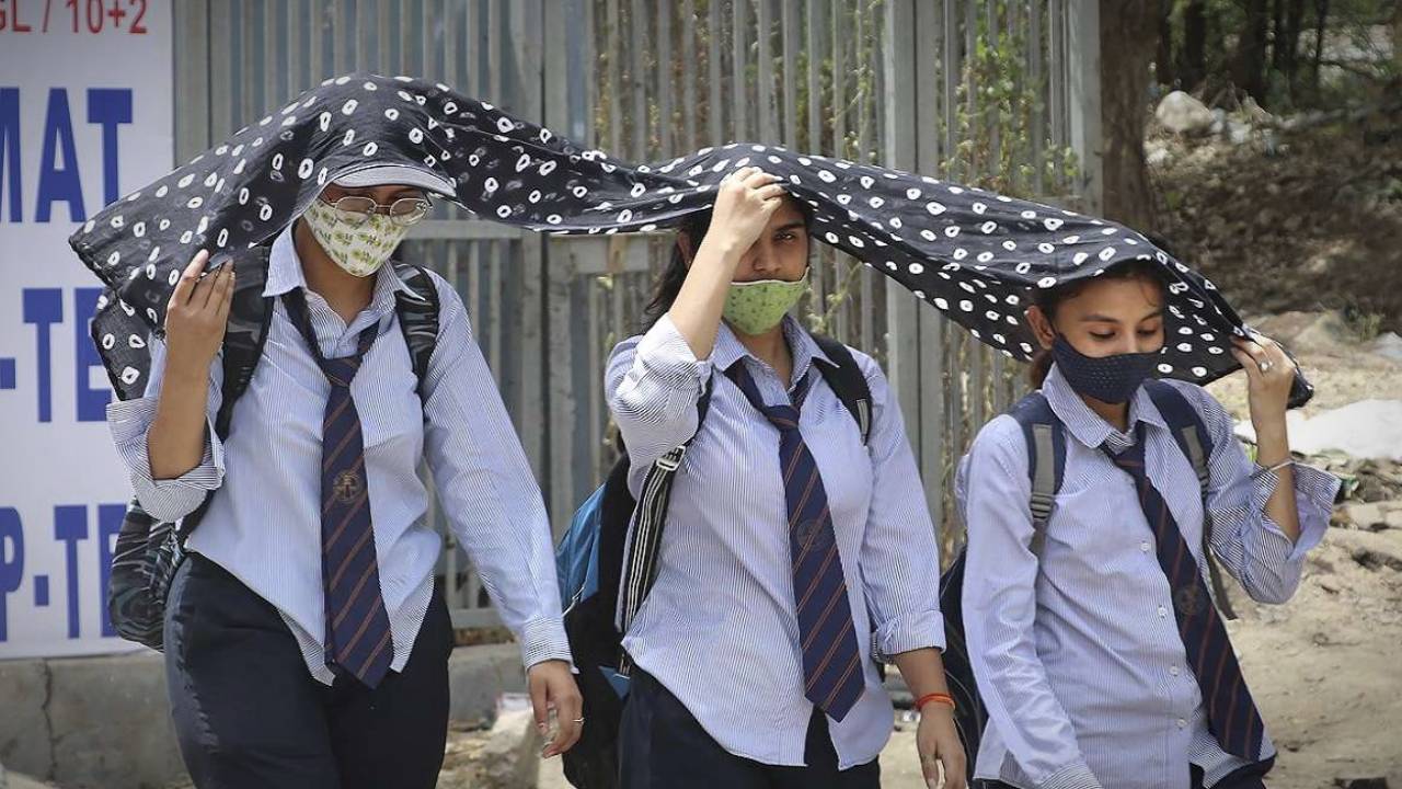 তাপপ্রবাহের জেরে গরমের ছুটির ঘোষণা সরকারের, সোমবার থেকে টানা ২ মাস বন্ধ থাকবে রাজ্যের সমস্ত স্কুল