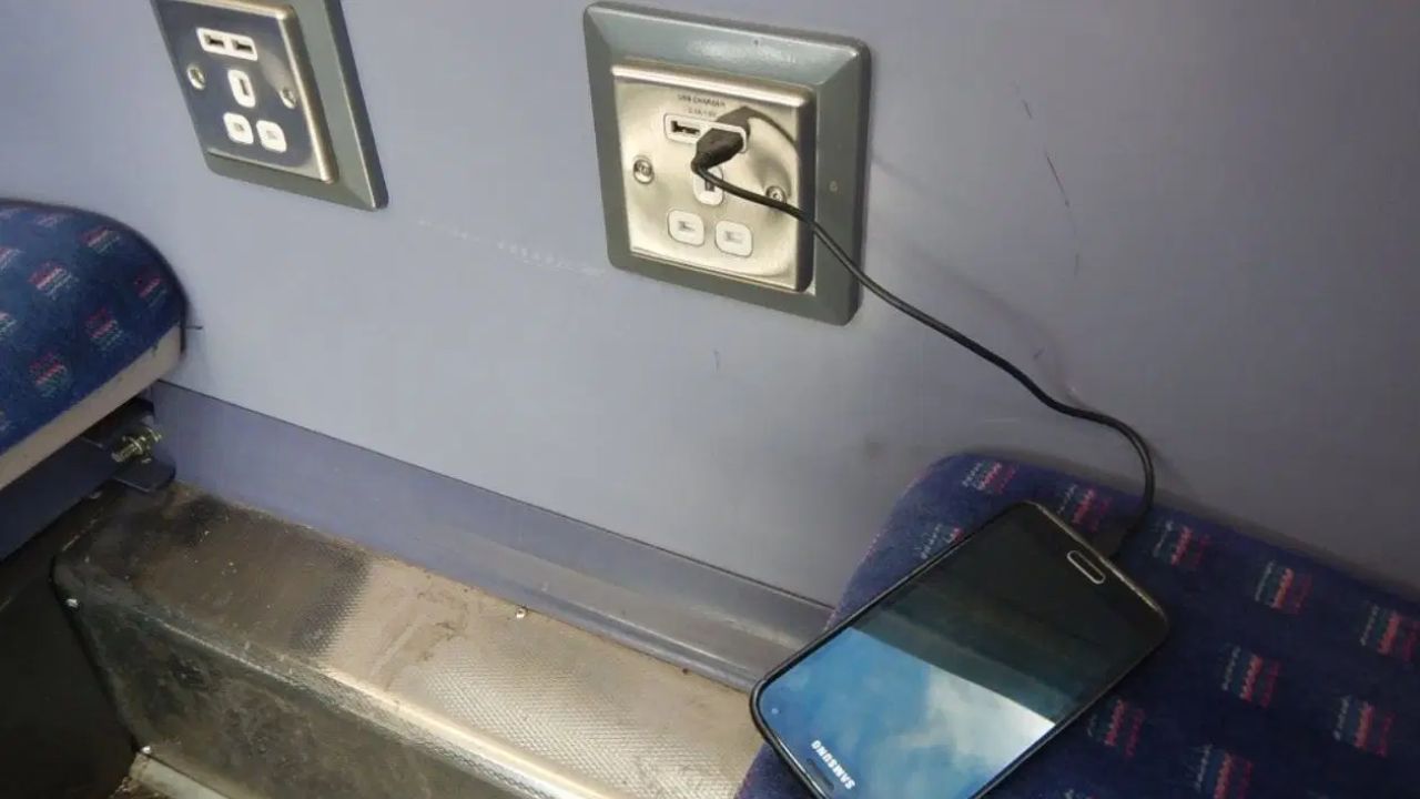 মোবাইল চার্জ করতে চাইছেন? ট্রেনে আছে নির্দিষ্ট সময়সীমা—কেন এই নিয়ম জানুন