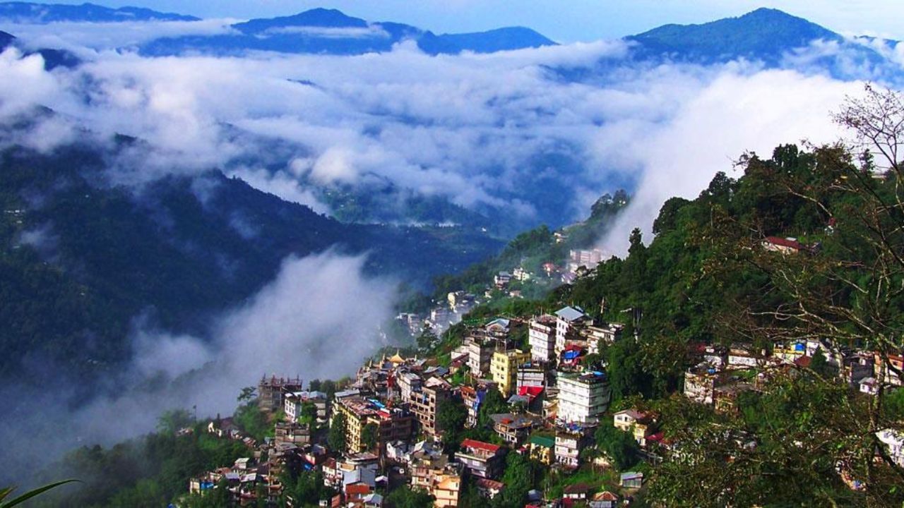 Travela harmonious blend of hills rivers during your summer vacation