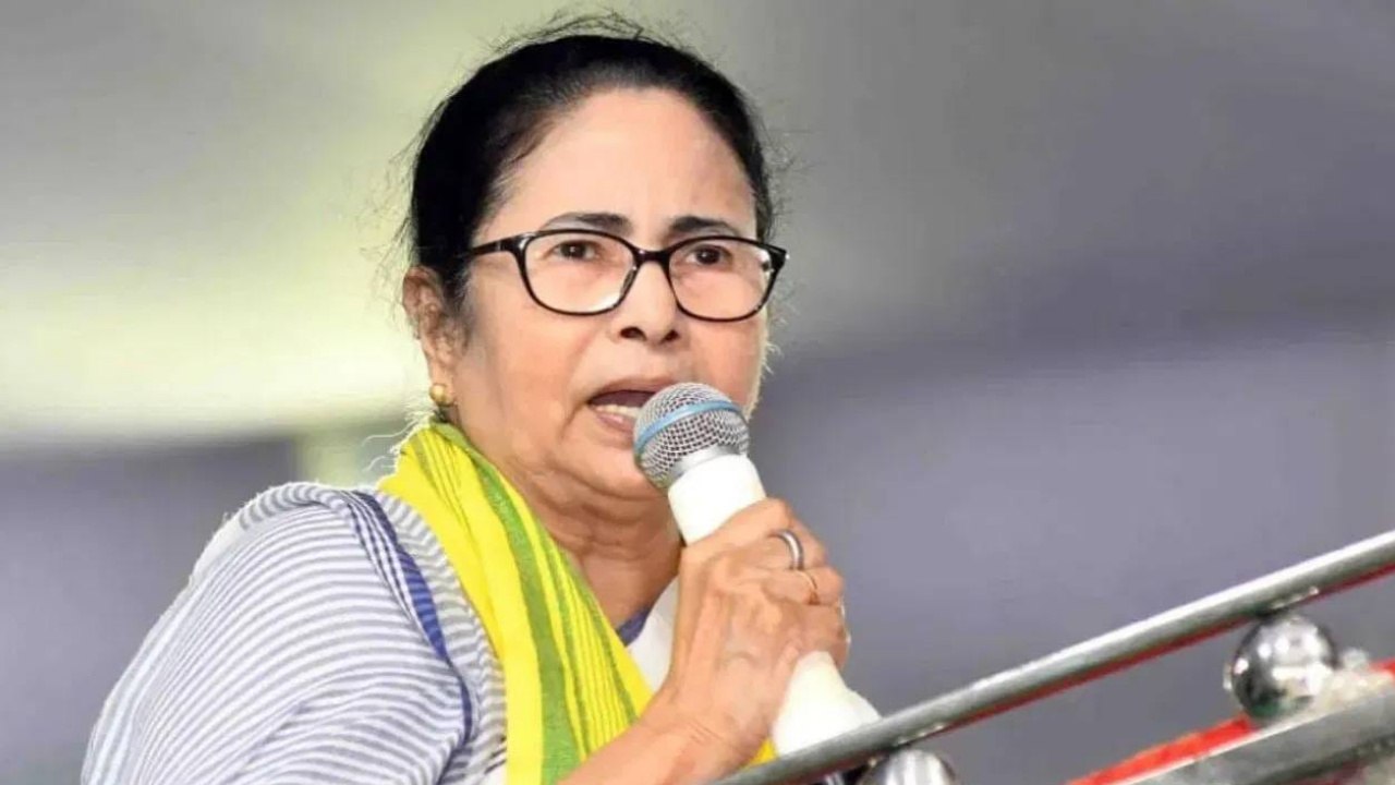 গদি হারানোর পর এবার বাংলার মুখ্যমন্ত্রীদের তালিকা থেকেই বাদ মমতার নাম! ব্যাপারটা কী?