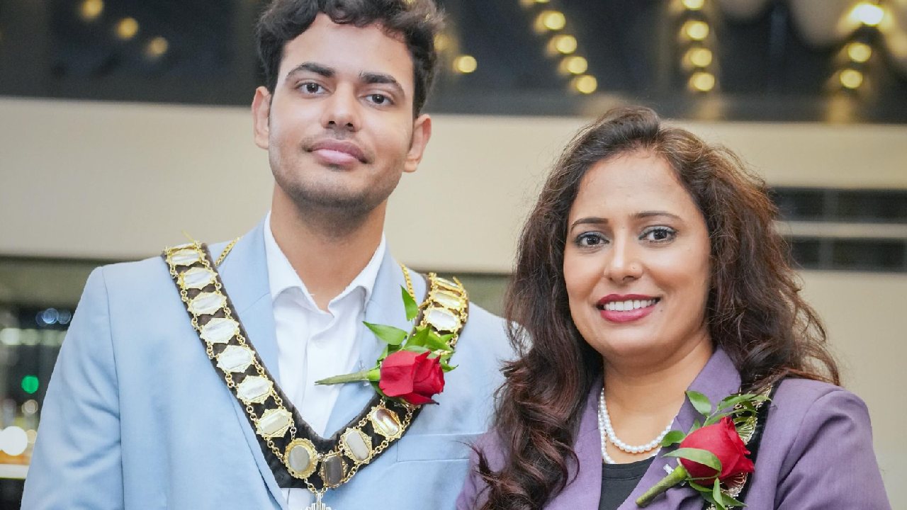 ব্রিটেনে ইতিহাস গড়ল ভারতীয় বংশোদ্ভূত পরিবার! এক সপ্তাহের ব্যবধানে মা-ছেলে দু’জনেই হলেন মেয়র