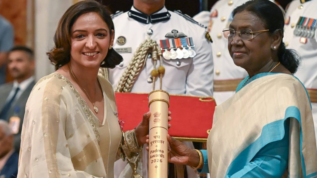 সম্প্রতি জেতেন বিশ্বকাপ! এবার রাষ্ট্রপতির হাত থেকে পদ্মশ্রী গ্রহণ করলেন হরমনপ্রীত কৌর