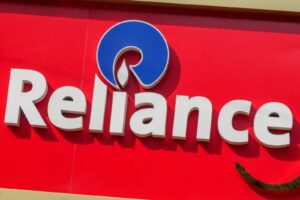 Know the total number of employees of Reliance Industries.