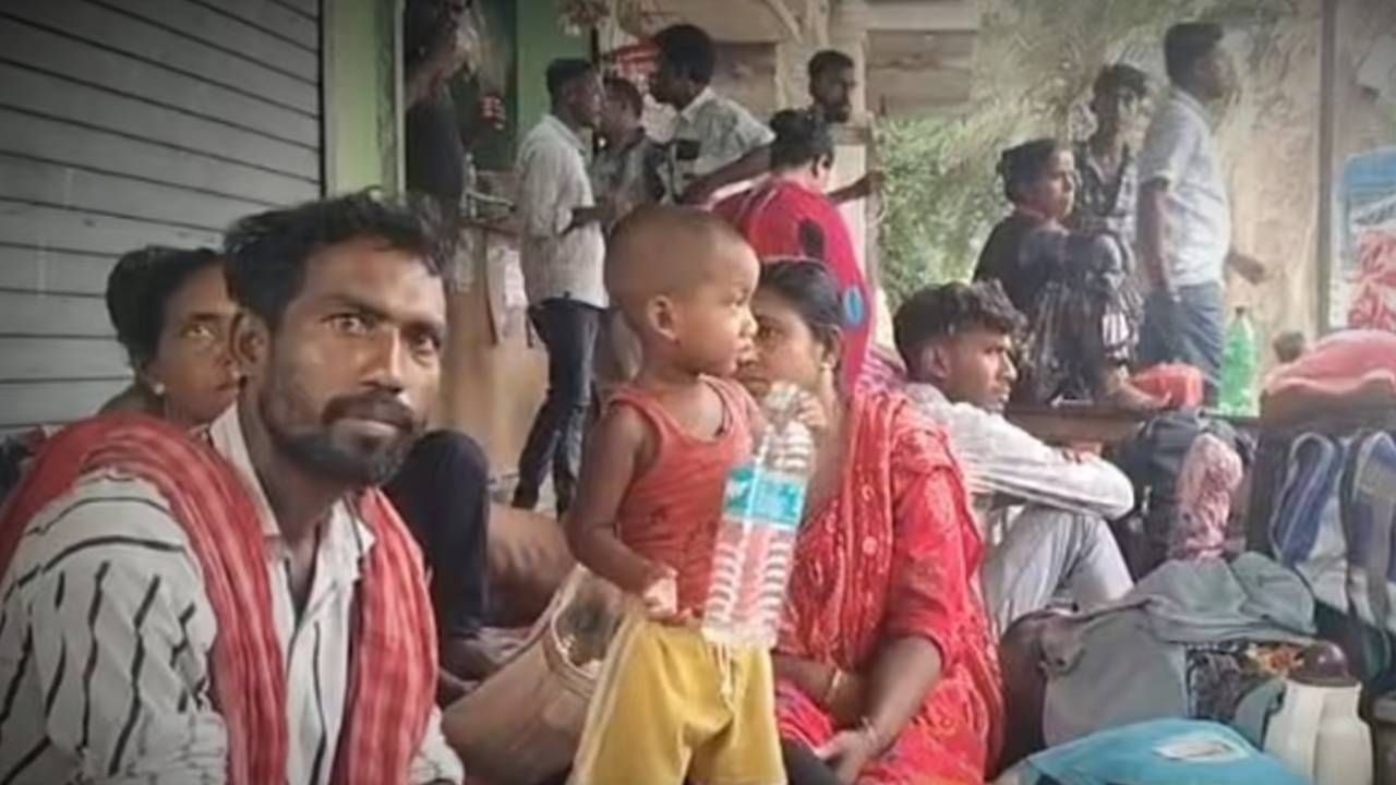 হোল্ডিং সেন্টার খুলতেই সীমান্তে ভিড়, মাথায় বোঝা নিয়ে লাইনে শতাধিক অনুপ্রবেশকারী