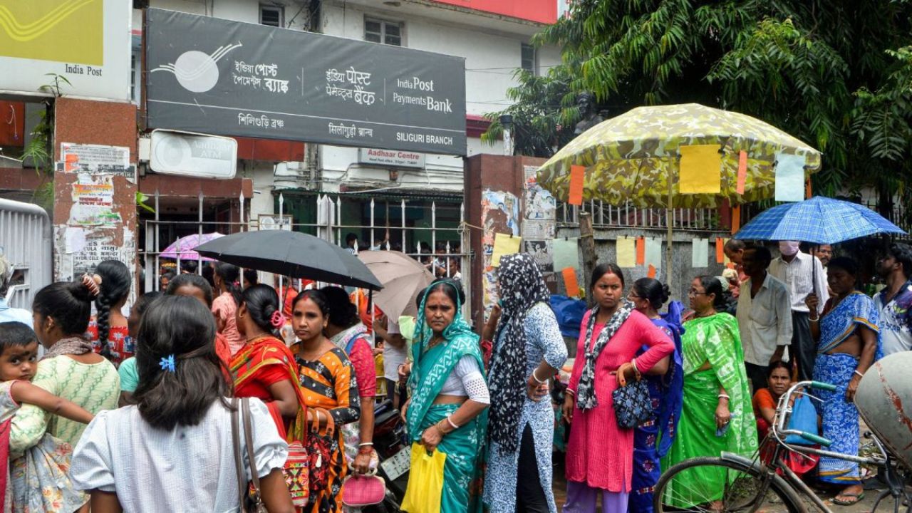 মিলবে ৩০০০! অন্নপূর্ণা ভাণ্ডারের জন্য লম্বা লাইন বারাসাতে, তারপরই যা হল…