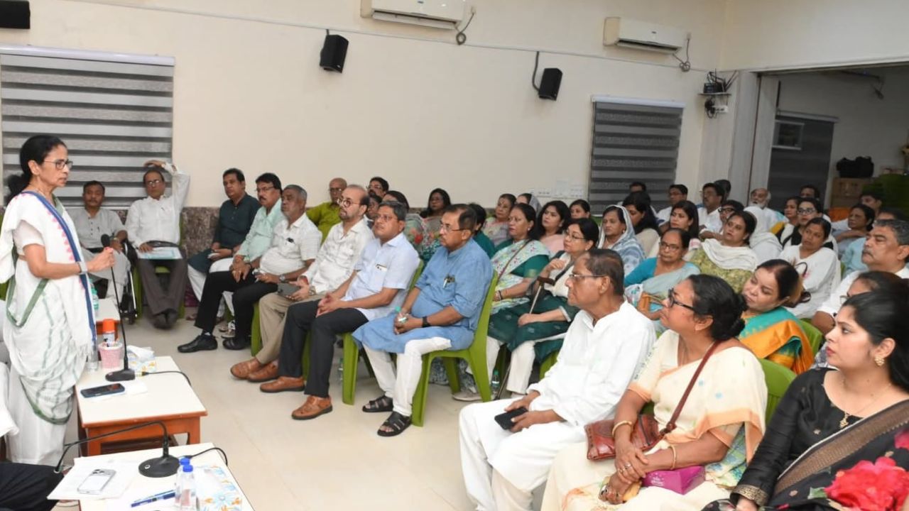 ‘রাস্তায় নামুন..,’ ময়দান ছাড়তে নারাজ মমতা, পুর প্রতিনিধিদের পথে নামার নির্দেশ