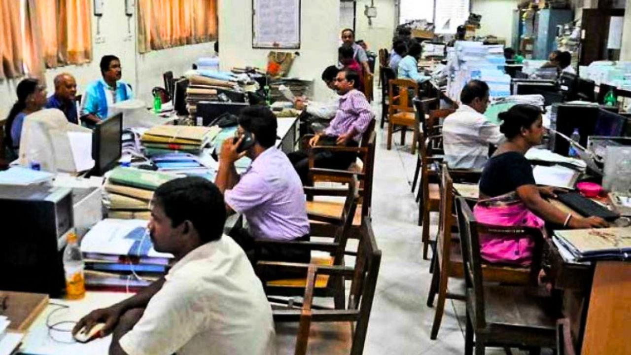 বছরে চারবার ঘুরতে যেতে হবে সরকারি কর্মীদের, বড় নির্দেশ রাজ্য সরকারের