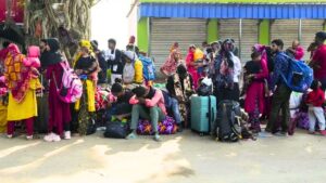 Crowds at the border, hundreds of bangladeshi infiltrators in line