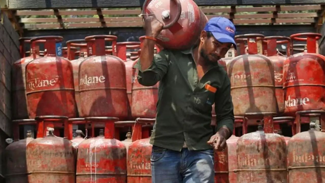 গ্যাসের দামে বড় বদল, কলকাতায় আজ কত টাকায় মিলছে সিলিন্ডার?
