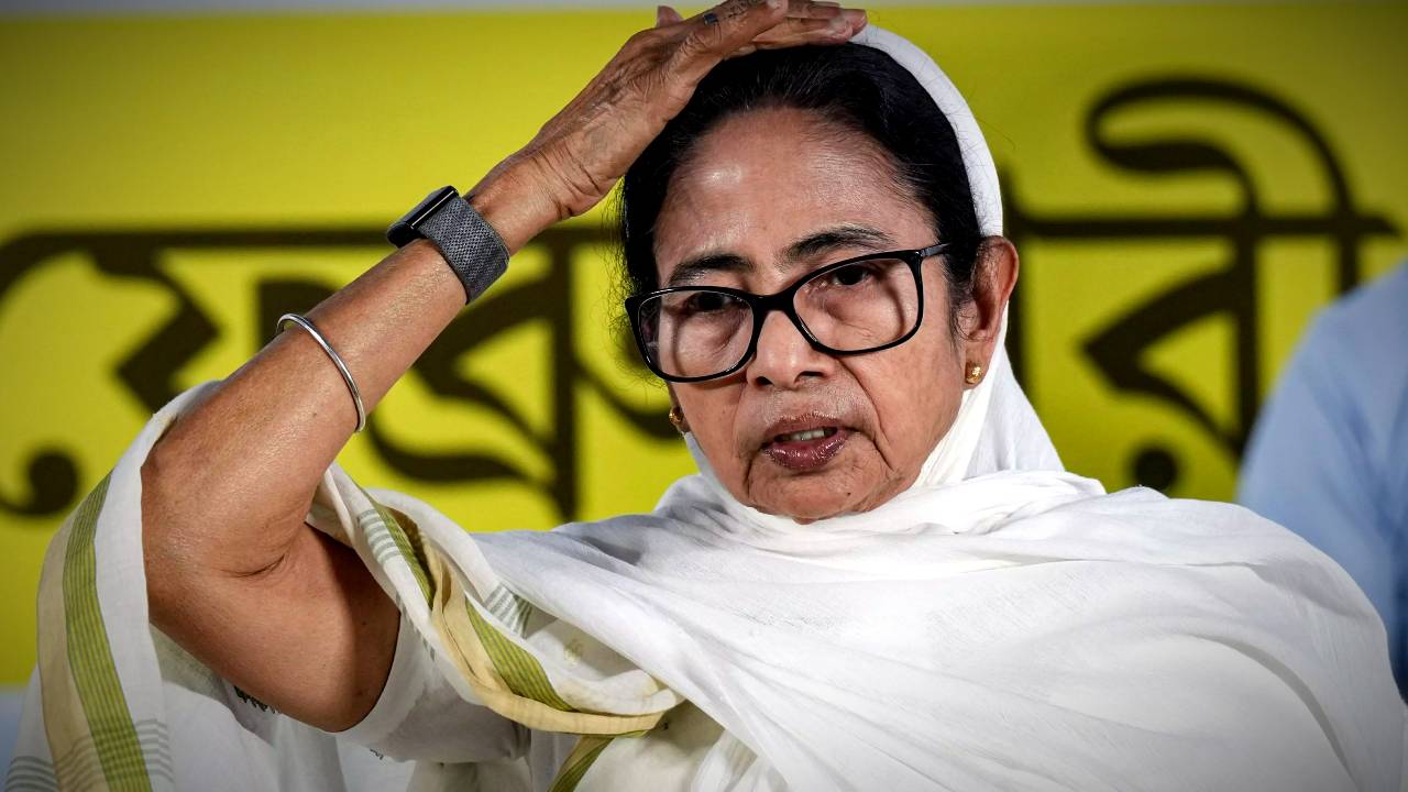 ইদের অনুষ্ঠান থেকে সনাতন ধর্মকে ‘গন্দা ধর্ম’, ‘নোংরা ধর্ম’ বলার অভিযোগ! মমতার বিরুদ্ধে দায়ের FIR
