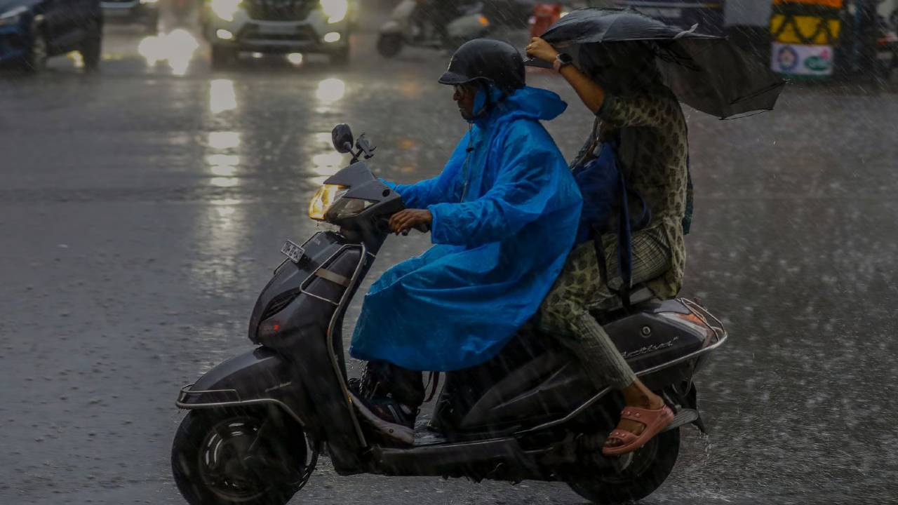 রাত পোহালেই দফায় দফায় ঝড়-বৃষ্টি দক্ষিণবঙ্গে, চলবে শনিবার পর্যন্ত: আবহাওয়ার আগাম খবর
