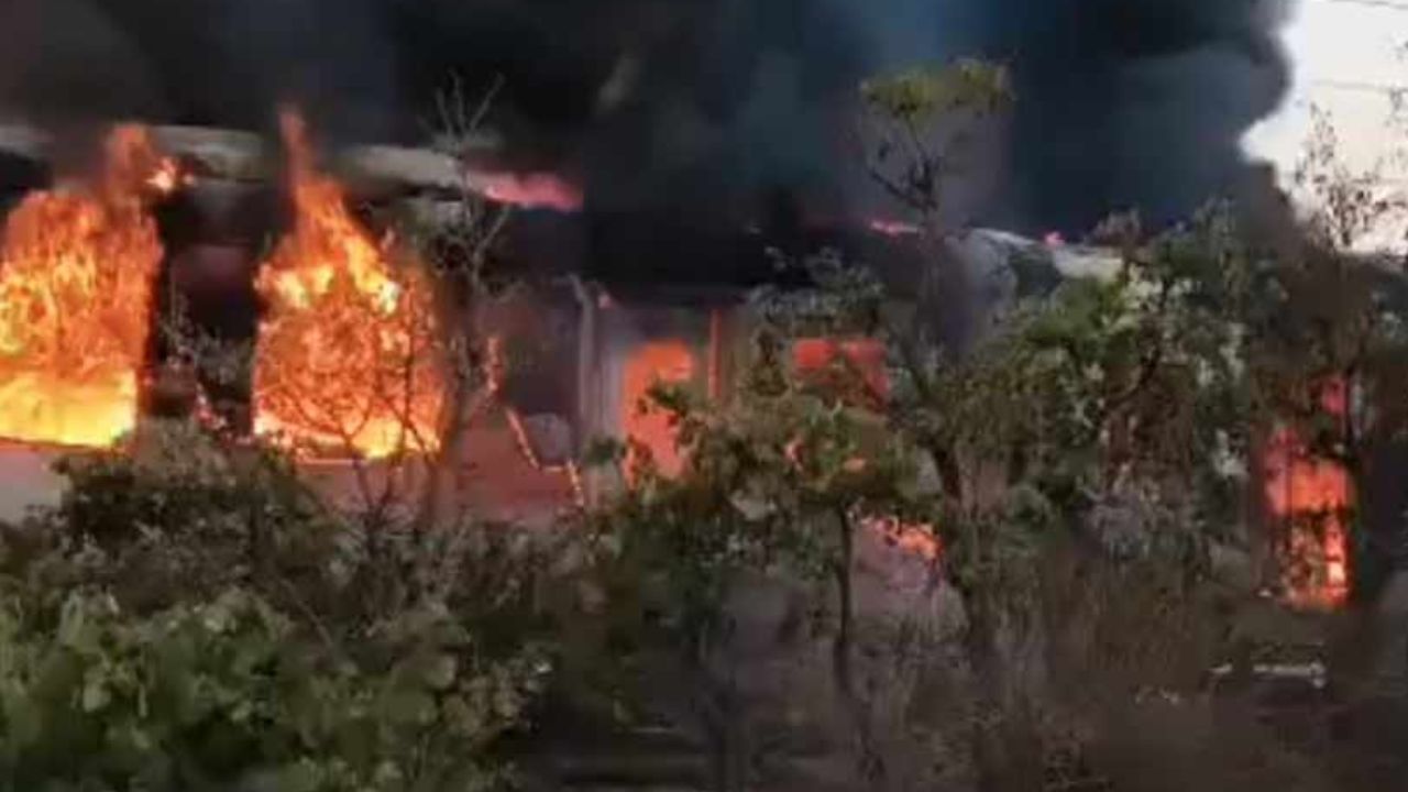 চলন্ত রাজধানী এক্সপ্রেসে ভয়াবহ অগ্নিকাণ্ড! মুহূর্তে ভস্মীভূত দুটি কোচ, অল্পের জন্য প্রাণে বাঁচলেন যাত্রীরা