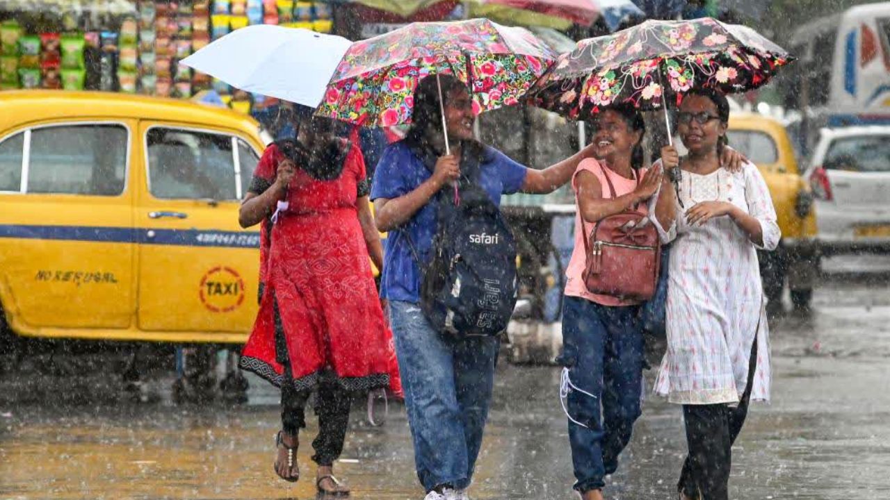 দক্ষিণবঙ্গে বৃষ্টির দাপট, কলকাতায় কবে মিলবে স্বস্তি? আজকের আবহাওয়ার খবর