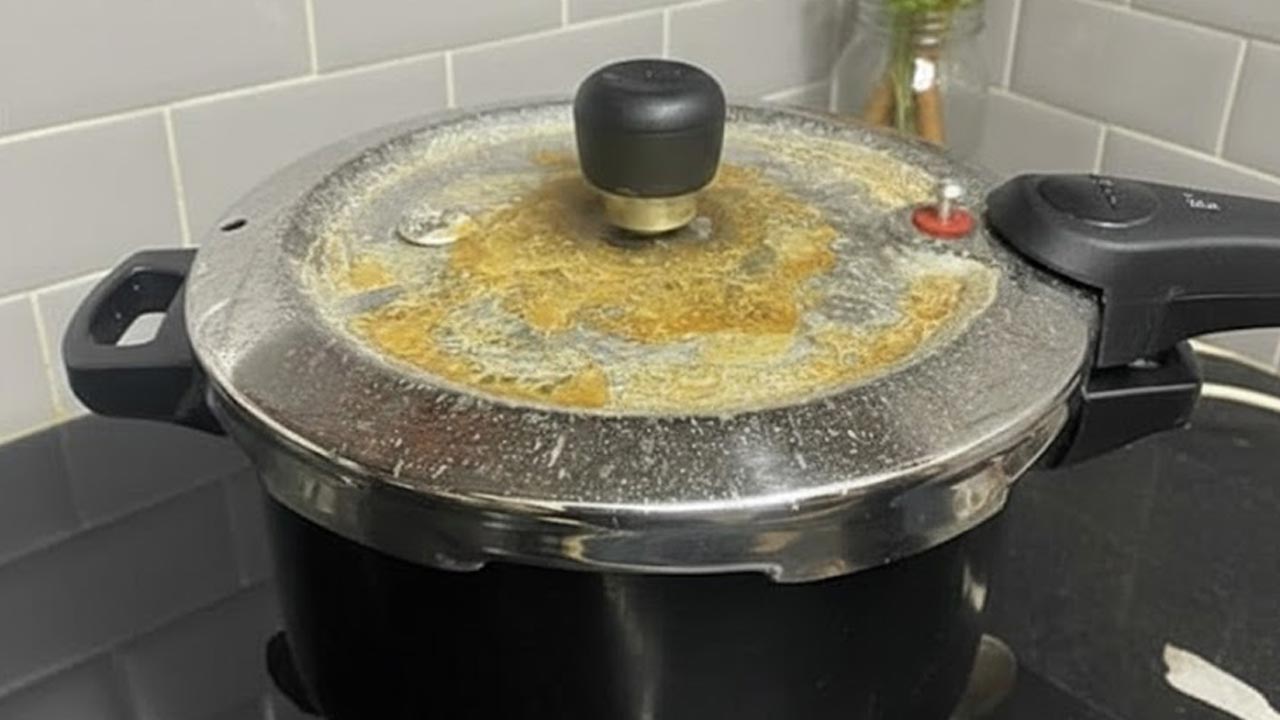 How to stop pressure cooker from overflowing 