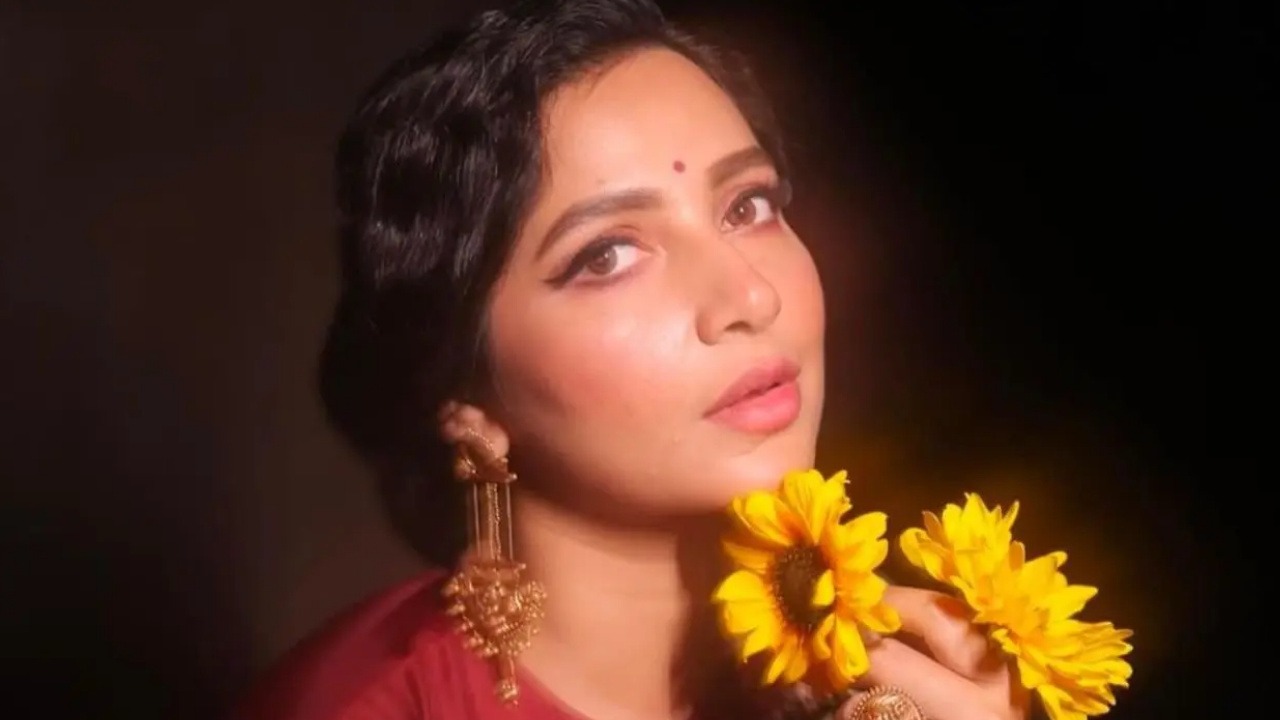 টলিউডে হাঙ্গামার মাঝেই ‘দেশু ৭’ এর শুটিং শুরু, বড়মার মন্দিরে শুভশ্রী ভক্ত
