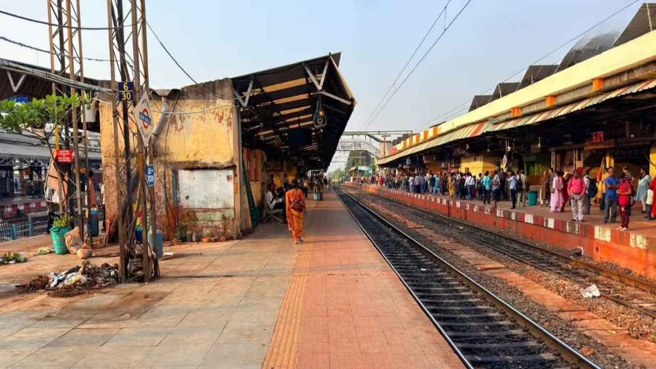 After Hawker Eviction Indian Railways decided to setup mobile food stals in Stations