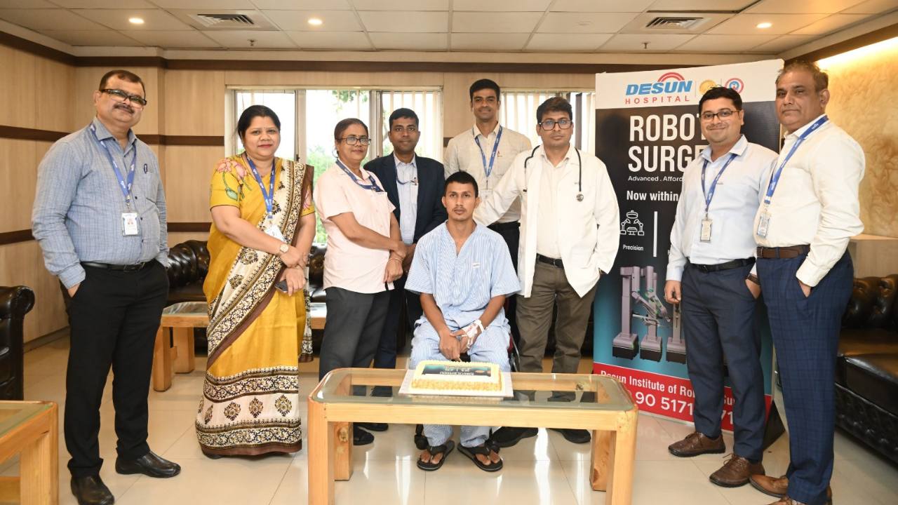 কলকাতায় এসেই দীর্ঘ যন্ত্রণার অবসান! রোবোটিক অস্ত্রোপচারে বাংলাদেশি যুবককে সুস্থ করল ডিসান হসপিটাল