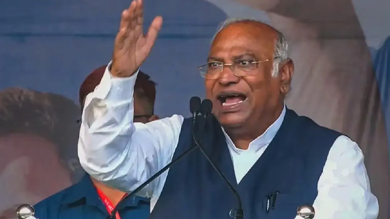 সভা চালাকালীনই মেজাজ হারালেন কংগ্রেসের সর্বভারতীয় সভাপতি! দলীয় কর্মীদের বললেন ‘অকর্মণ্য