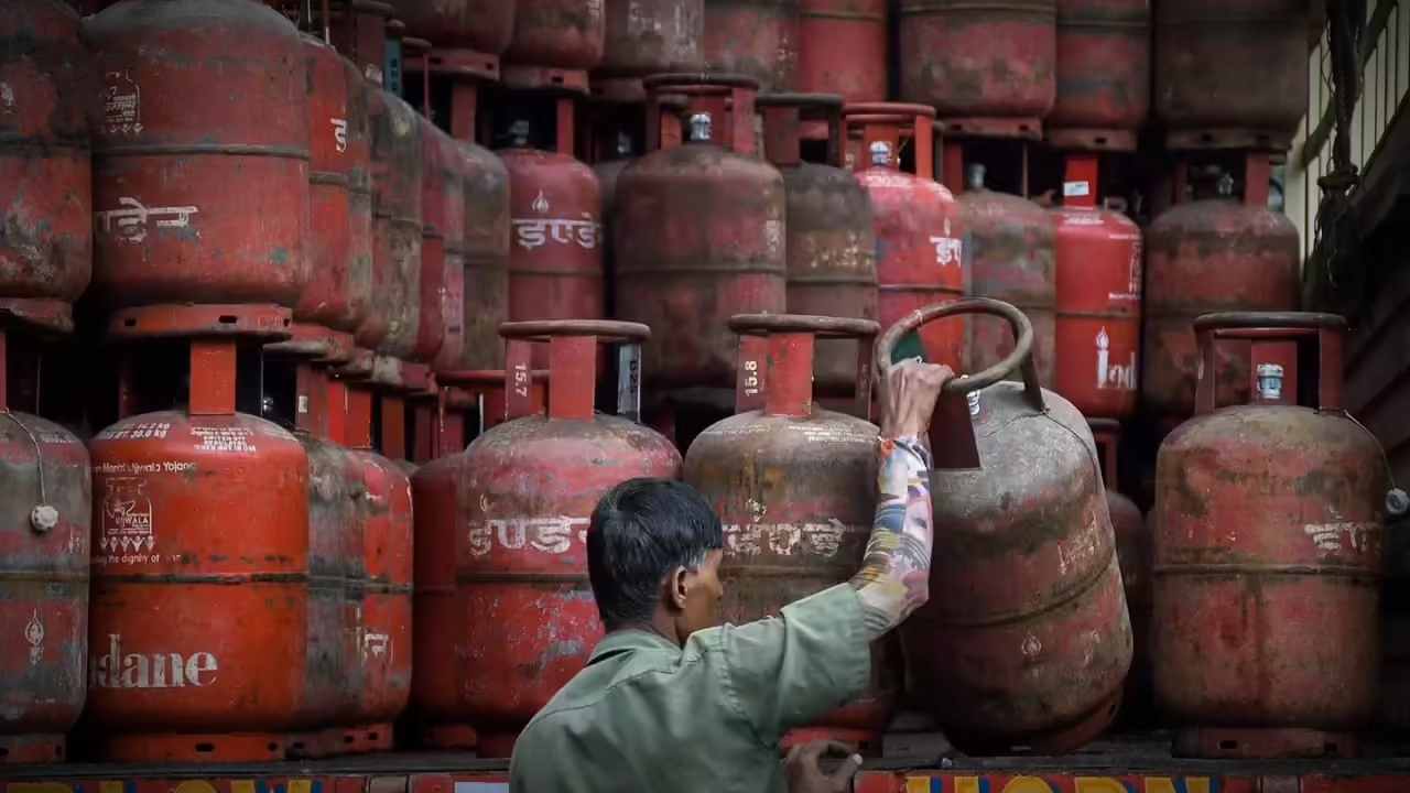 ৩০০ টাকা কমে রান্নার গ্যাস পেতে করতে হবে অপেক্ষা! চালু হল ফর্ম ফিলাপ