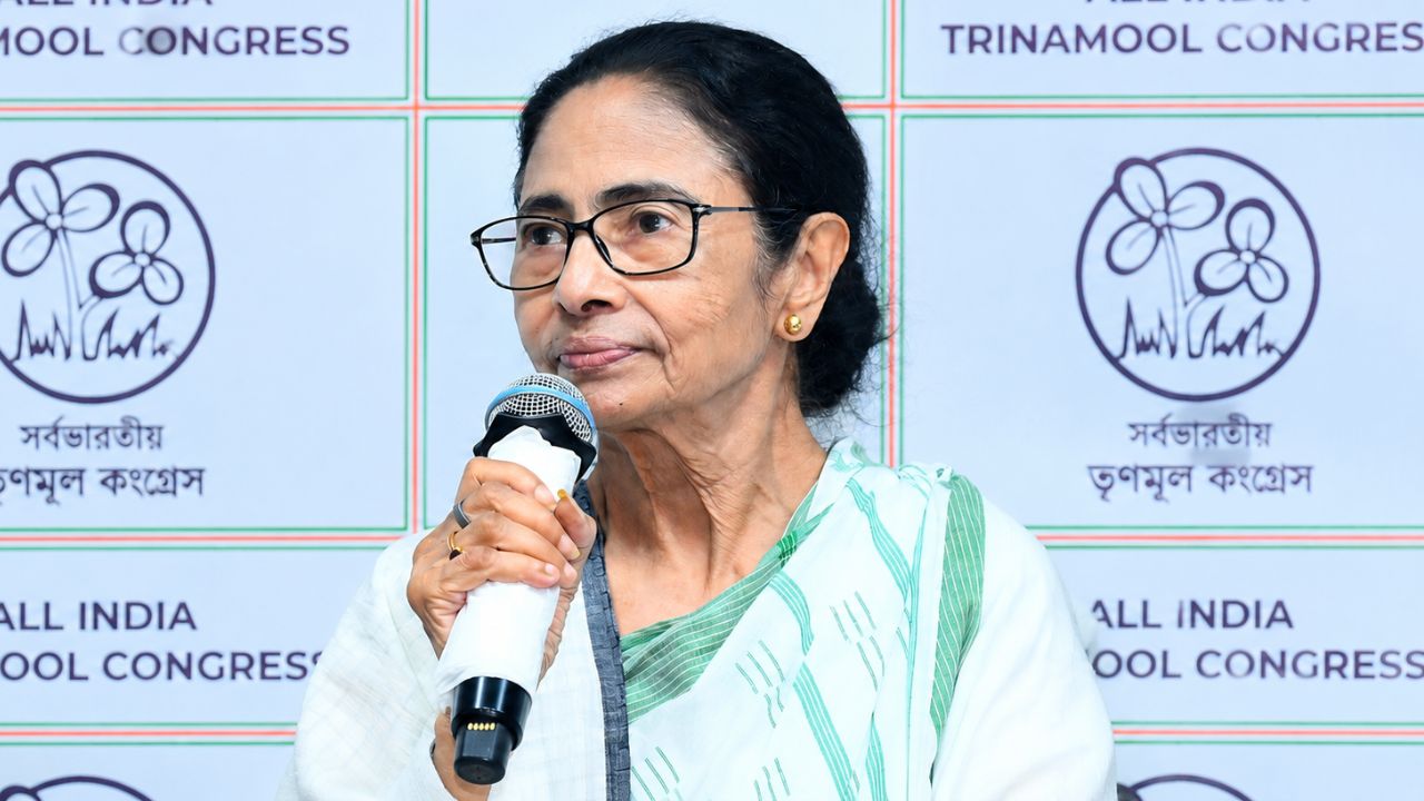 ভোটে হেরে পরপর ধাক্কা! এবার মমতার ‘১ সেকেন্ড’ মন্তব্য নিয়ে থানায় দায়ের অভিযোগ