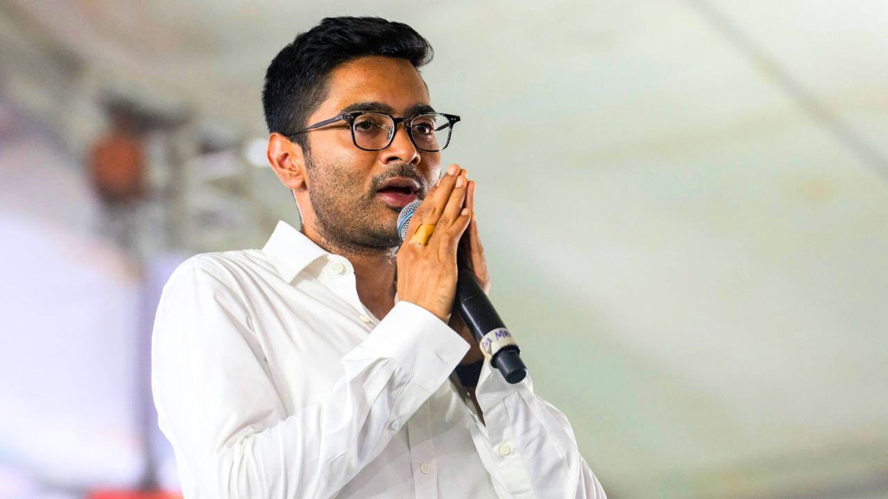 অভিষেক কি ধরে রাখতে পারবেন নিজের শিবির? বাড়ছে সাংসদ টানার আশঙ্কা