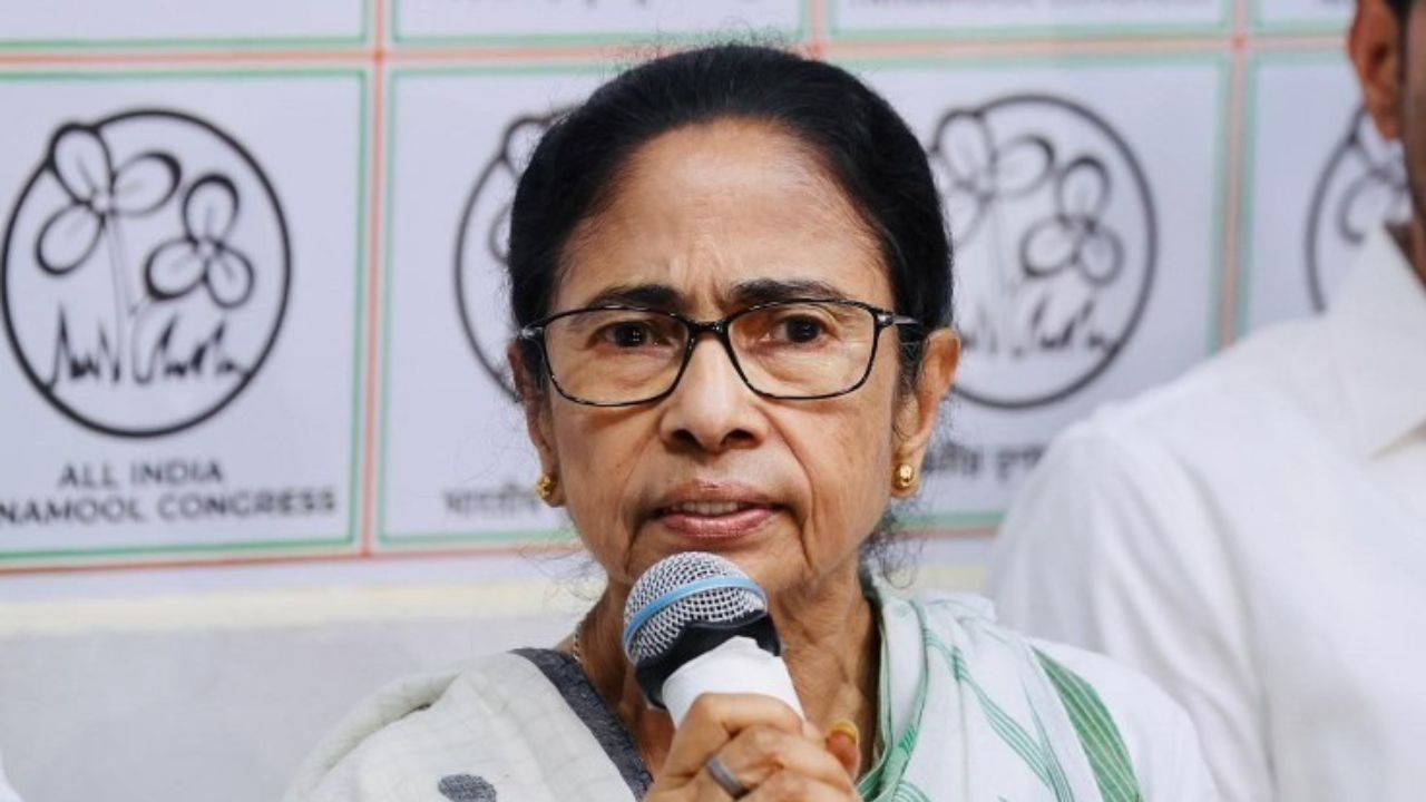 ক্ষমতা হারিয়ে এবার আরও বিপদে মমতা! লালবাজারে প্রাক্তন মুখ্যমন্ত্রীর নামে দায়ের অভিযোগ