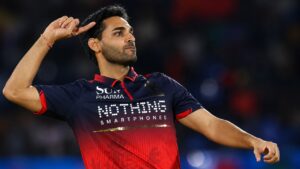 bhuvneshwar kumar strikes for RCB in IPL