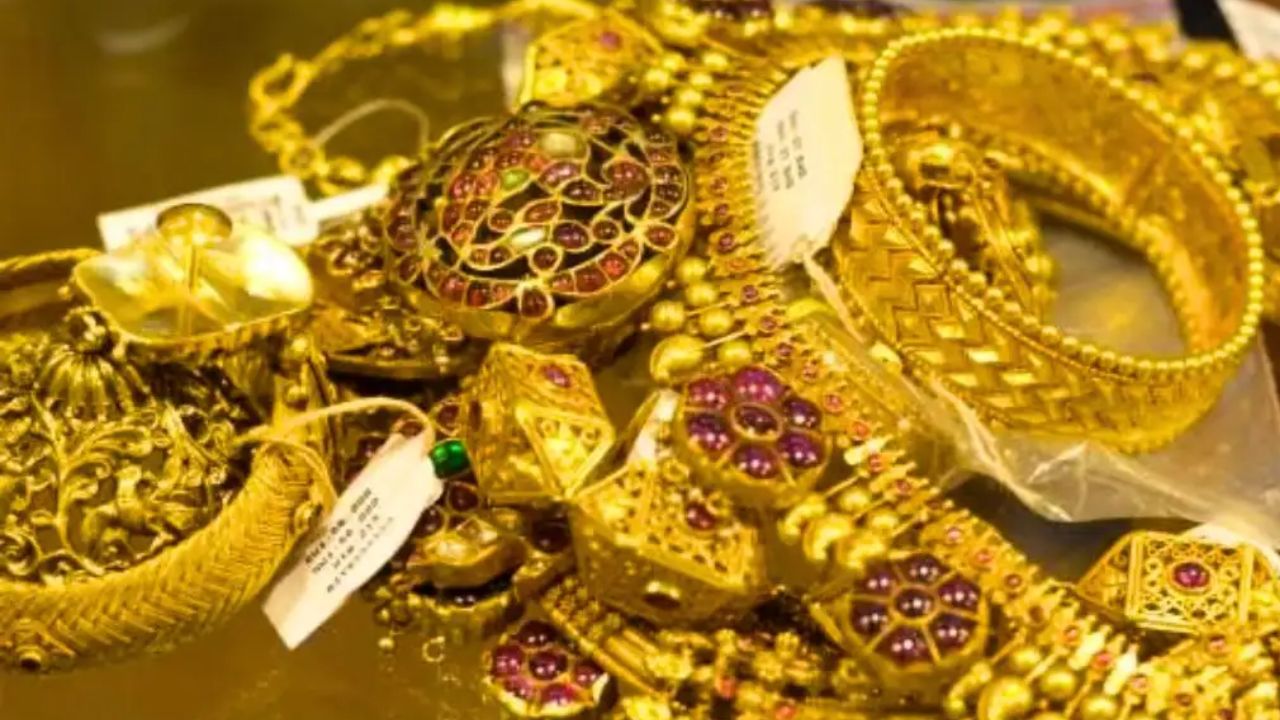 Gold price fall at the start of the week