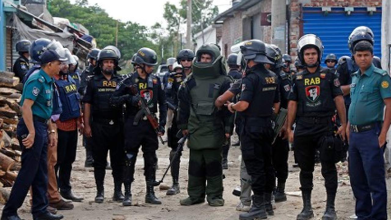 Bangladesh: এখনও পর্যন্ত উদ্ধার ১০৩ বিস্ফোরক! বাংলাদেশের অলি-গলিতে আতঙ্ক, জারি হাই অ্যালার্ট