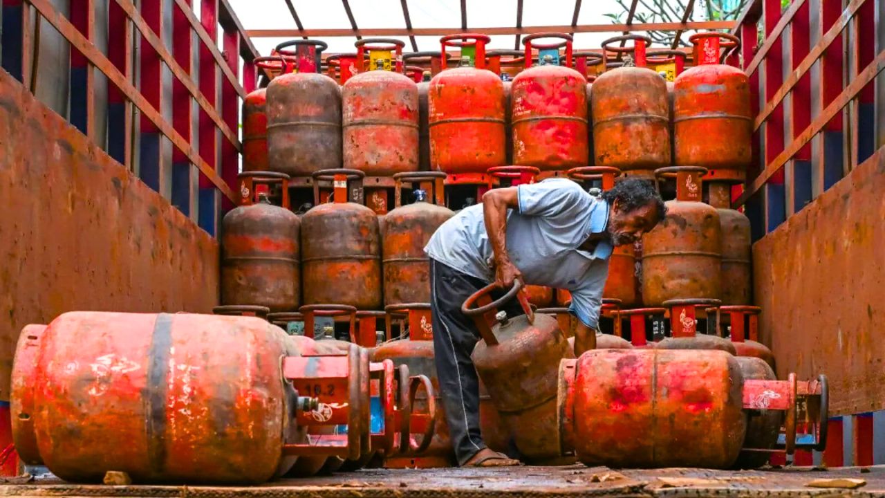 LPG Cylinder : রান্নার গ্যাস নিয়ে কেন্দ্রের নয়া নিয়ম! কোন বাড়িতে আর ...