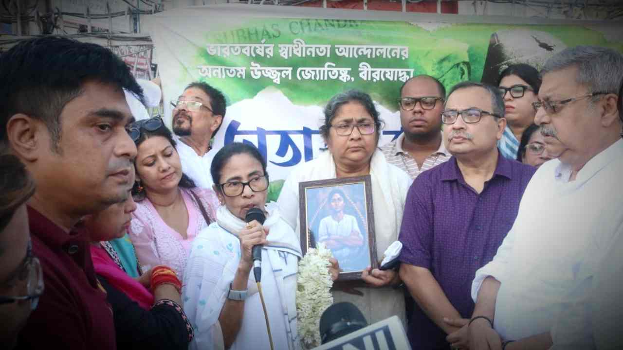 Mamata Banerjee and Kunal Ghosh at Shyambajar Five Point in protest of Insult to Netaji Subhash Chandra Bose
