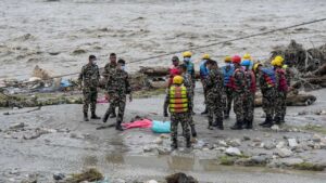 Foreign experts to help in Nepal rescue efforts.