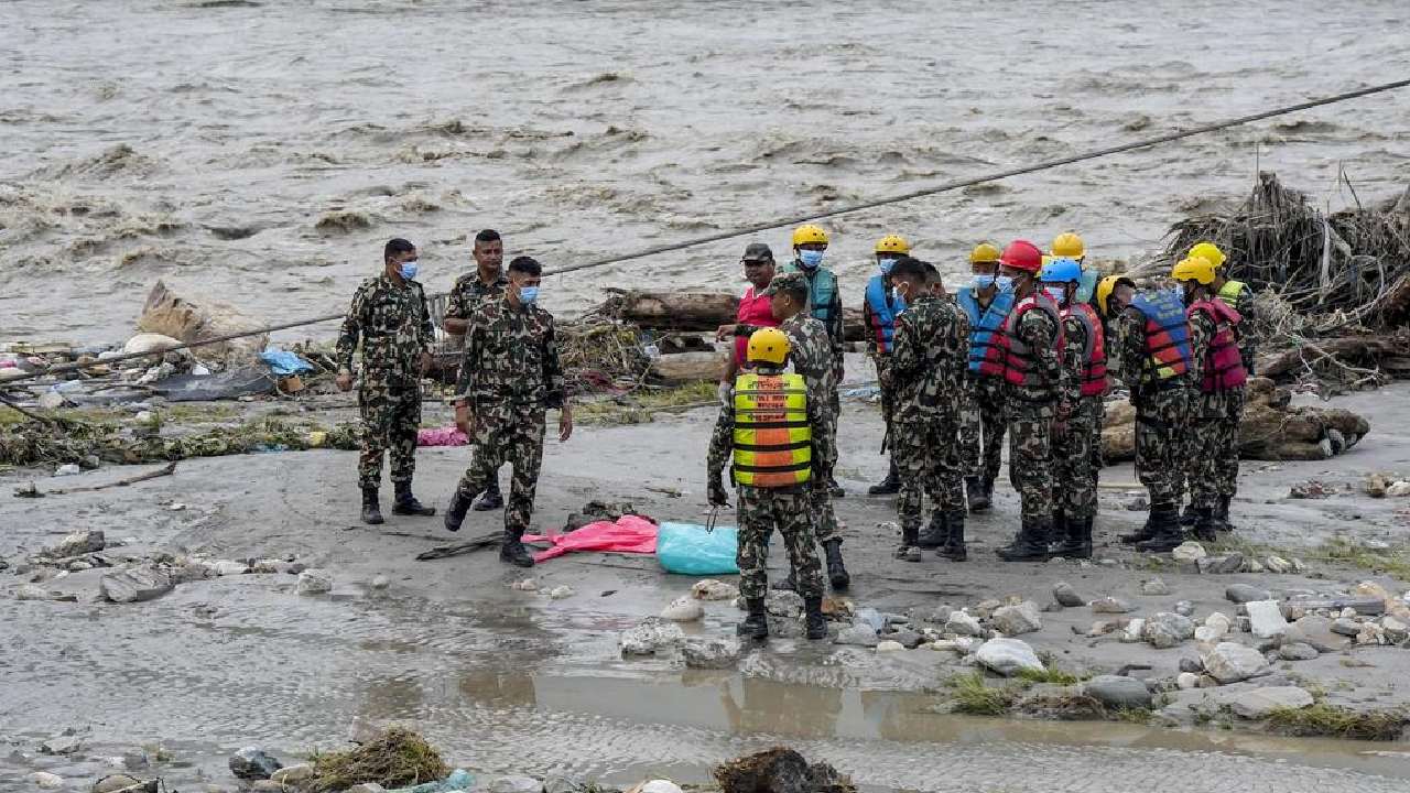 Foreign experts to help in Nepal rescue efforts.