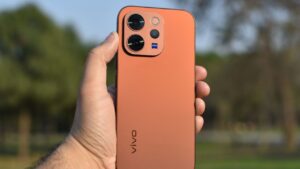 This rugged smartphone from Vivo is available for a cheap price of Rs. 11,000.