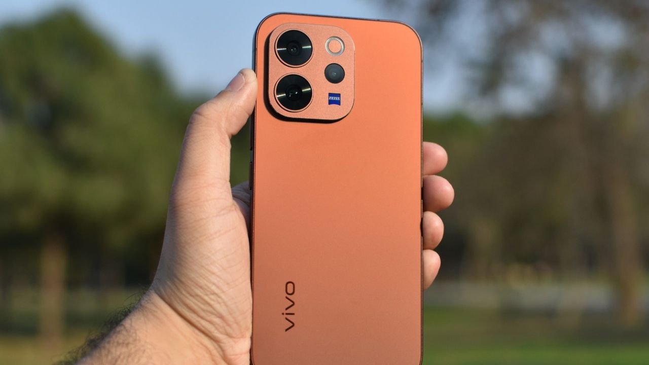 This rugged smartphone from Vivo is available for a cheap price of Rs. 11,000.