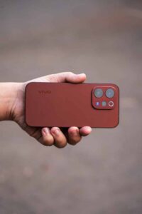 This rugged smartphone from Vivo is available for a cheap price of Rs. 11,000.