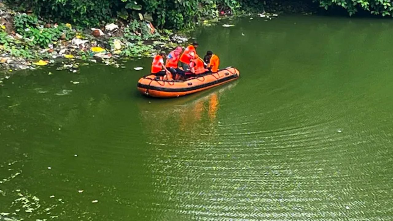 Tarapith hotel people jump into ponds due to fire fears