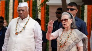 Rahul-Sonia face intense controversy over singing of 'Vande Mataram' at Independence Day event.