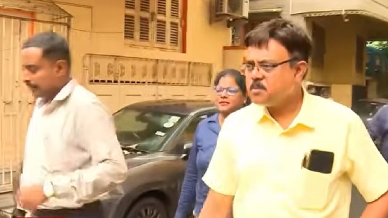Anti Corruption Commission raid in former Trinamool Congress councilor house